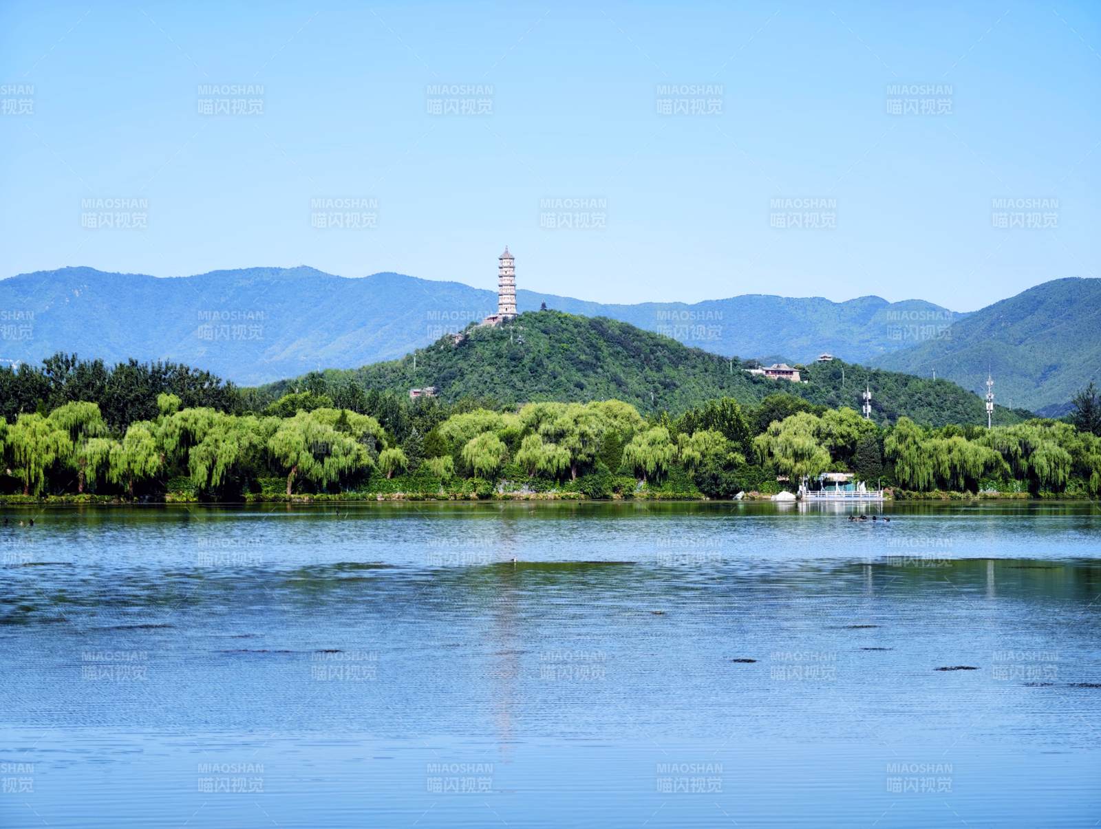 颐和园 青山绿水映晴空图片