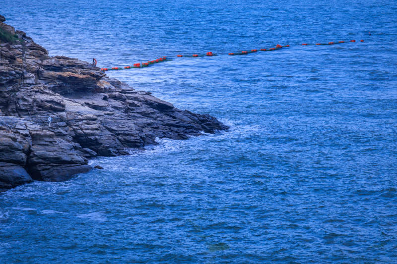 海岸岩石与蓝色海洋图片