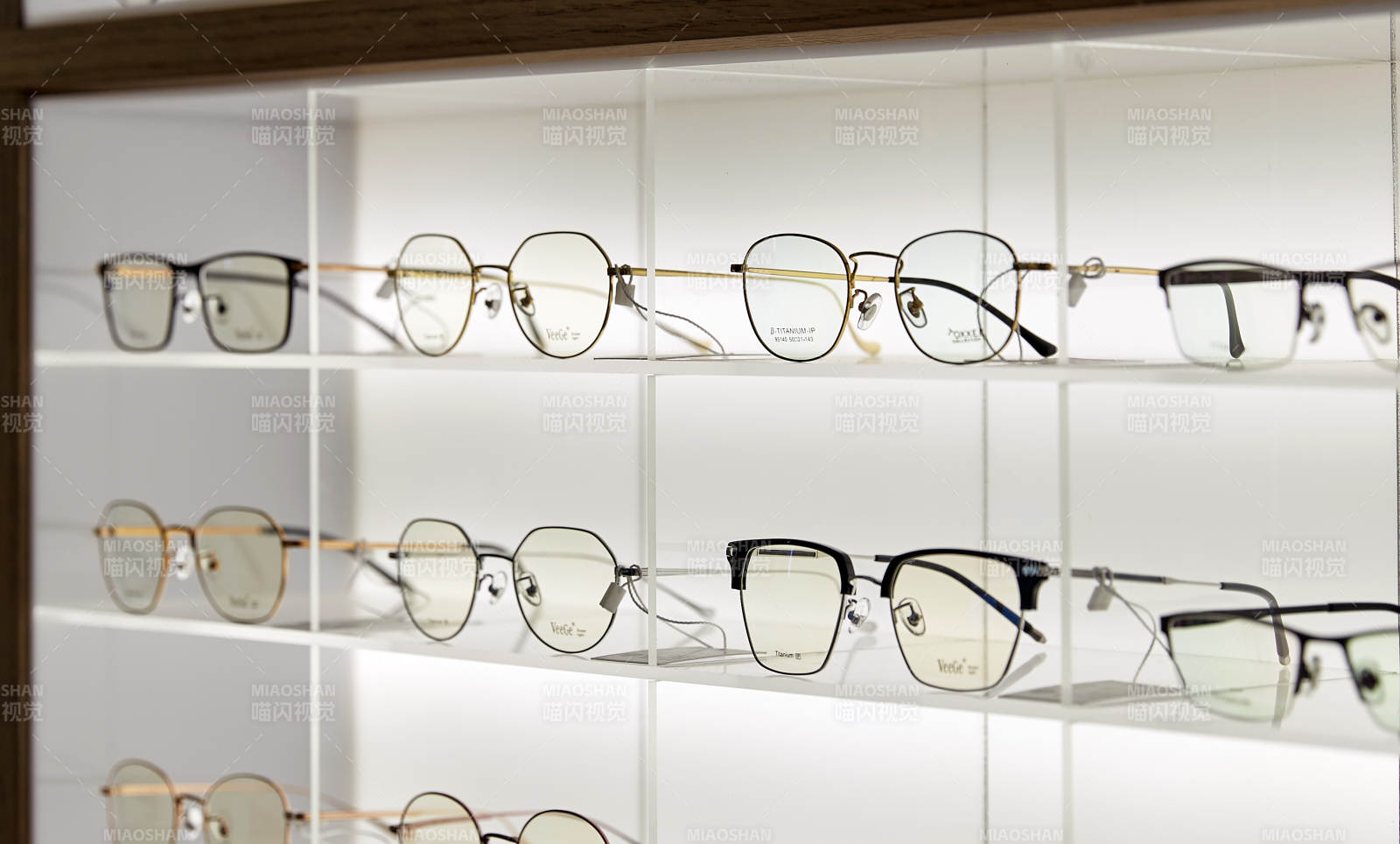眼镜展示柜内的多款眼镜图片