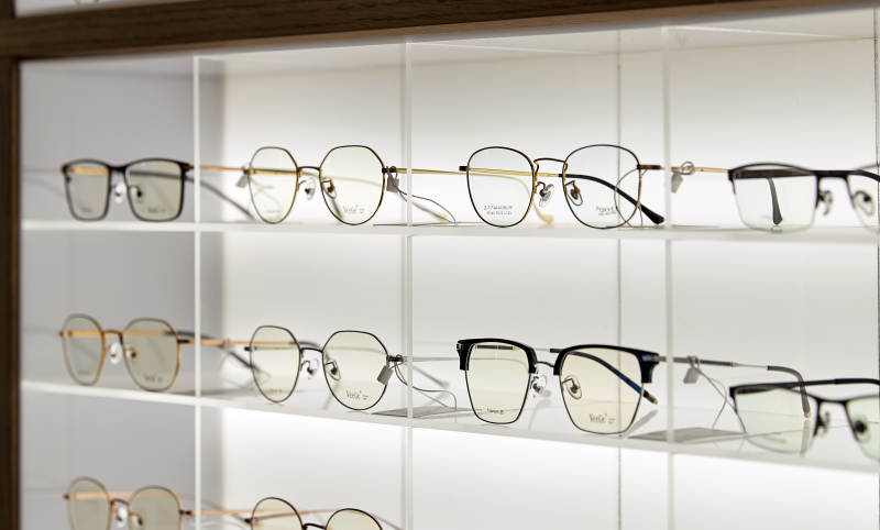 眼镜展示柜内的多款眼镜图片