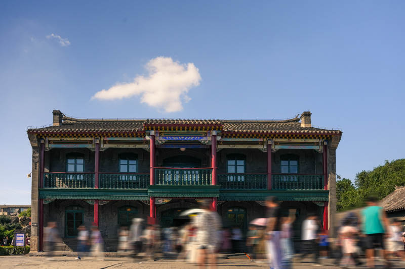 张学良旧居内的小青楼前人群熙攘图片