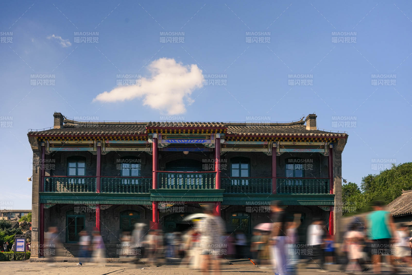 张学良旧居内的小青楼前人群熙攘图片