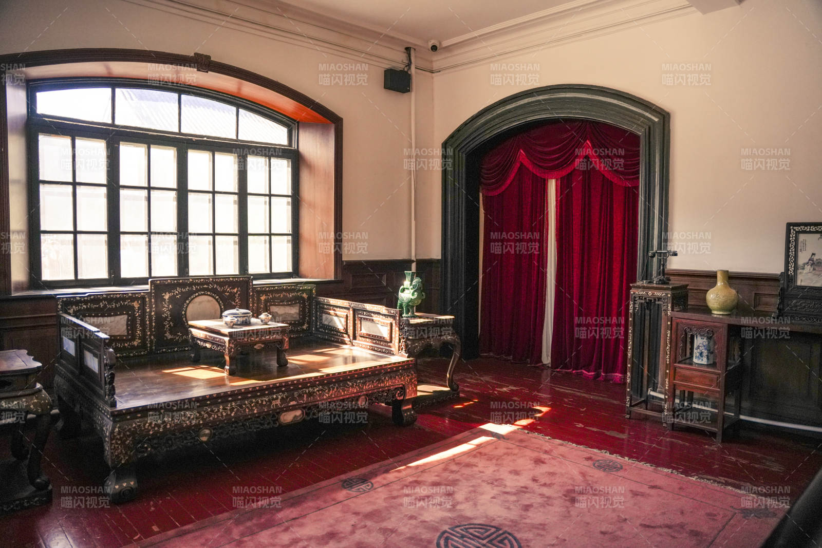 张学良旧居小青楼客厅与起居室图片