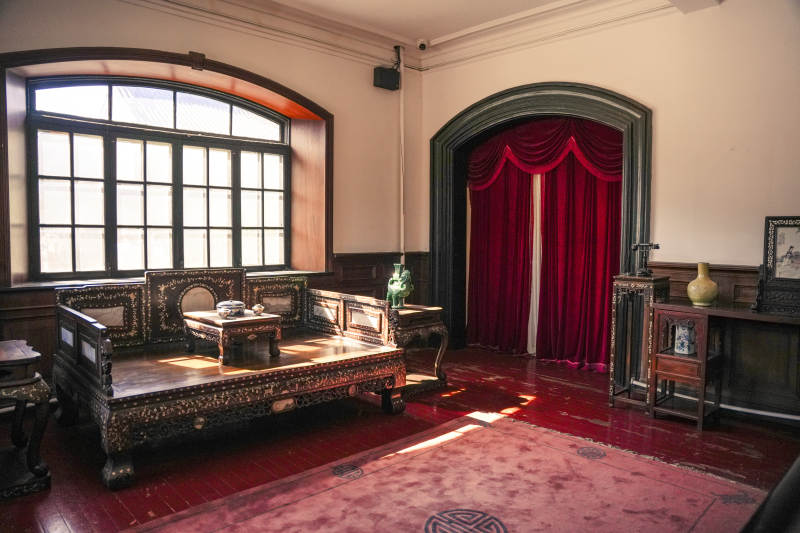 张学良旧居小青楼客厅与起居室图片