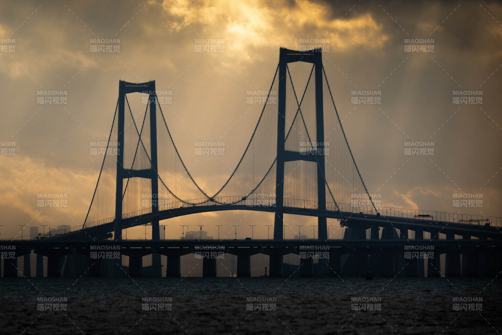 日出下的大桥剪影图片