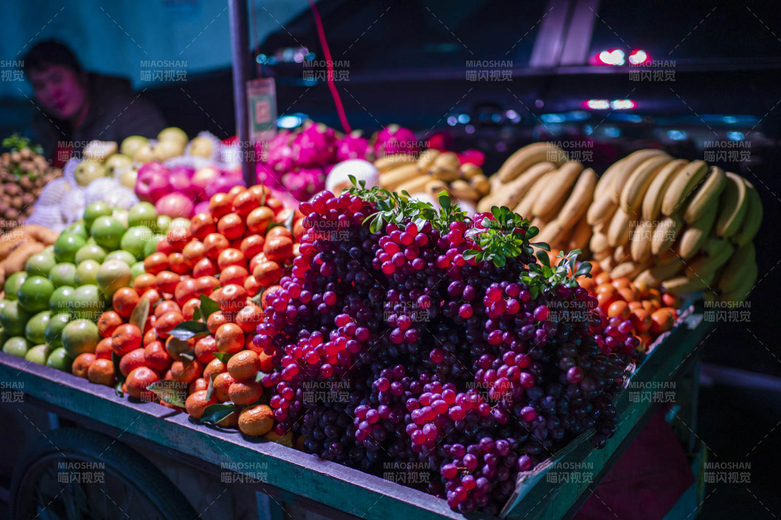 夜市水果摊的缤纷色彩图片