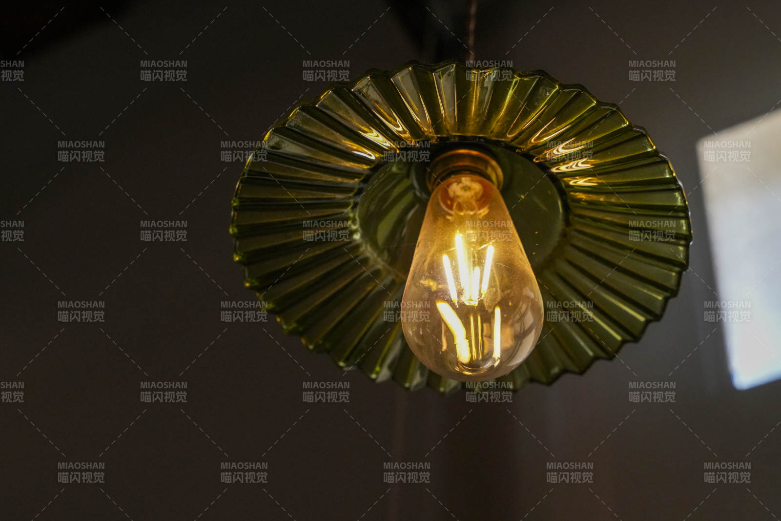 复古玻璃灯罩与暖光灯泡图片