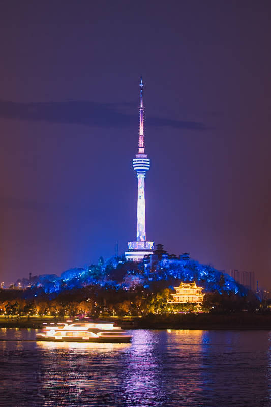 夜色中的武汉龟山电视塔图片