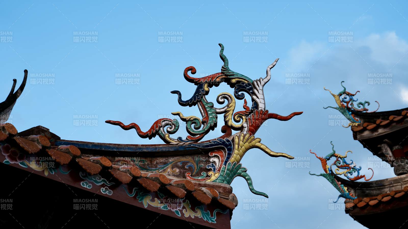 泉州天后宫古建筑屋脊上的龙形装饰图片