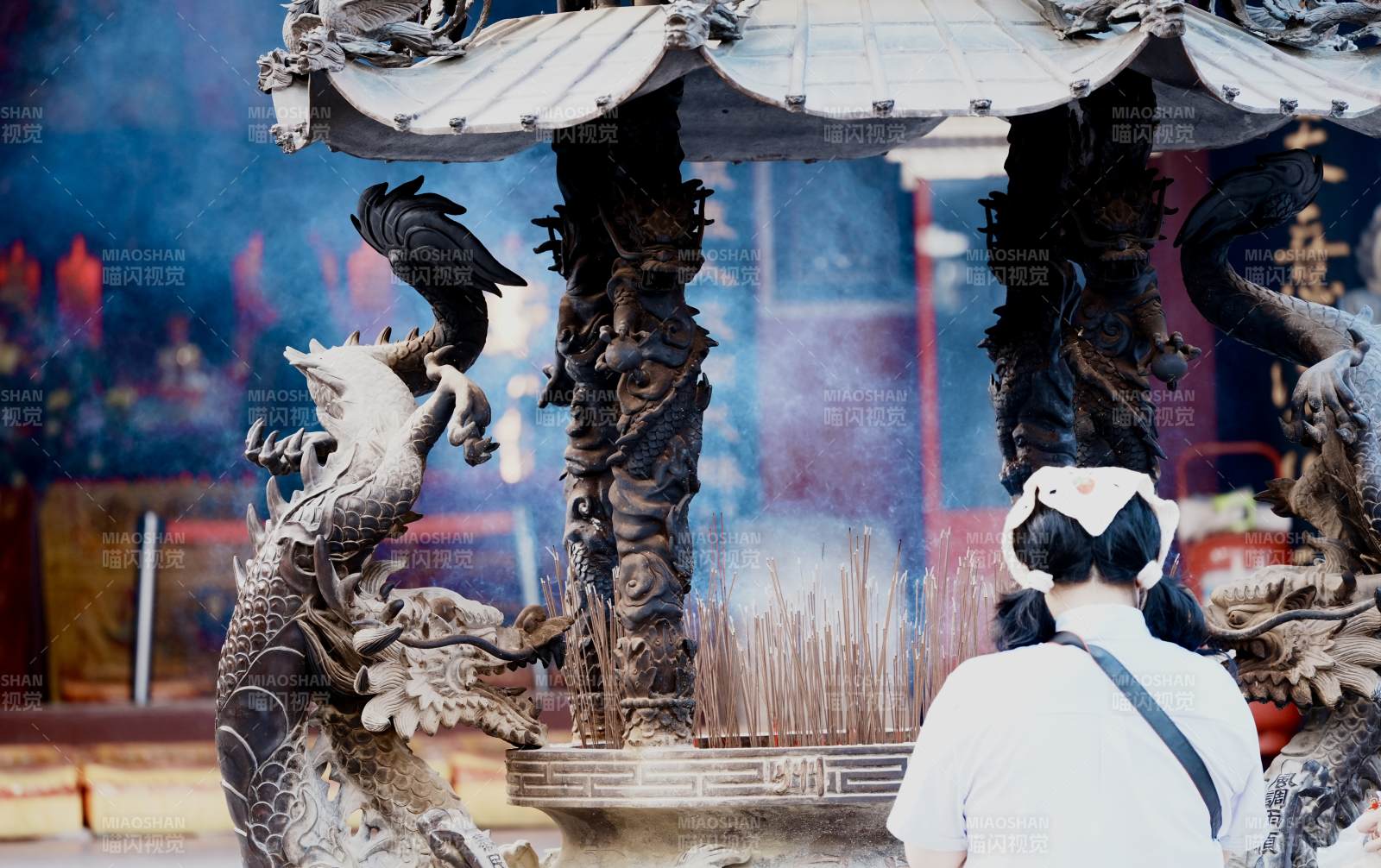 庙宇香烟缭绕 龙雕栩栩如生图片