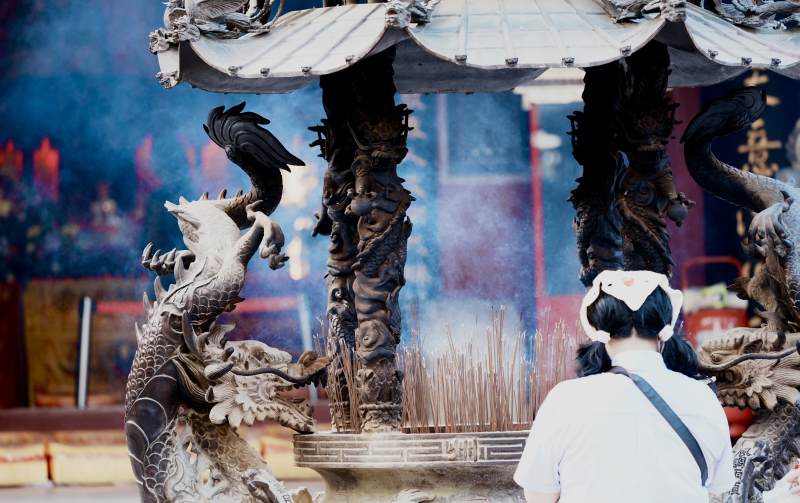 庙宇香烟缭绕 龙雕栩栩如生图片