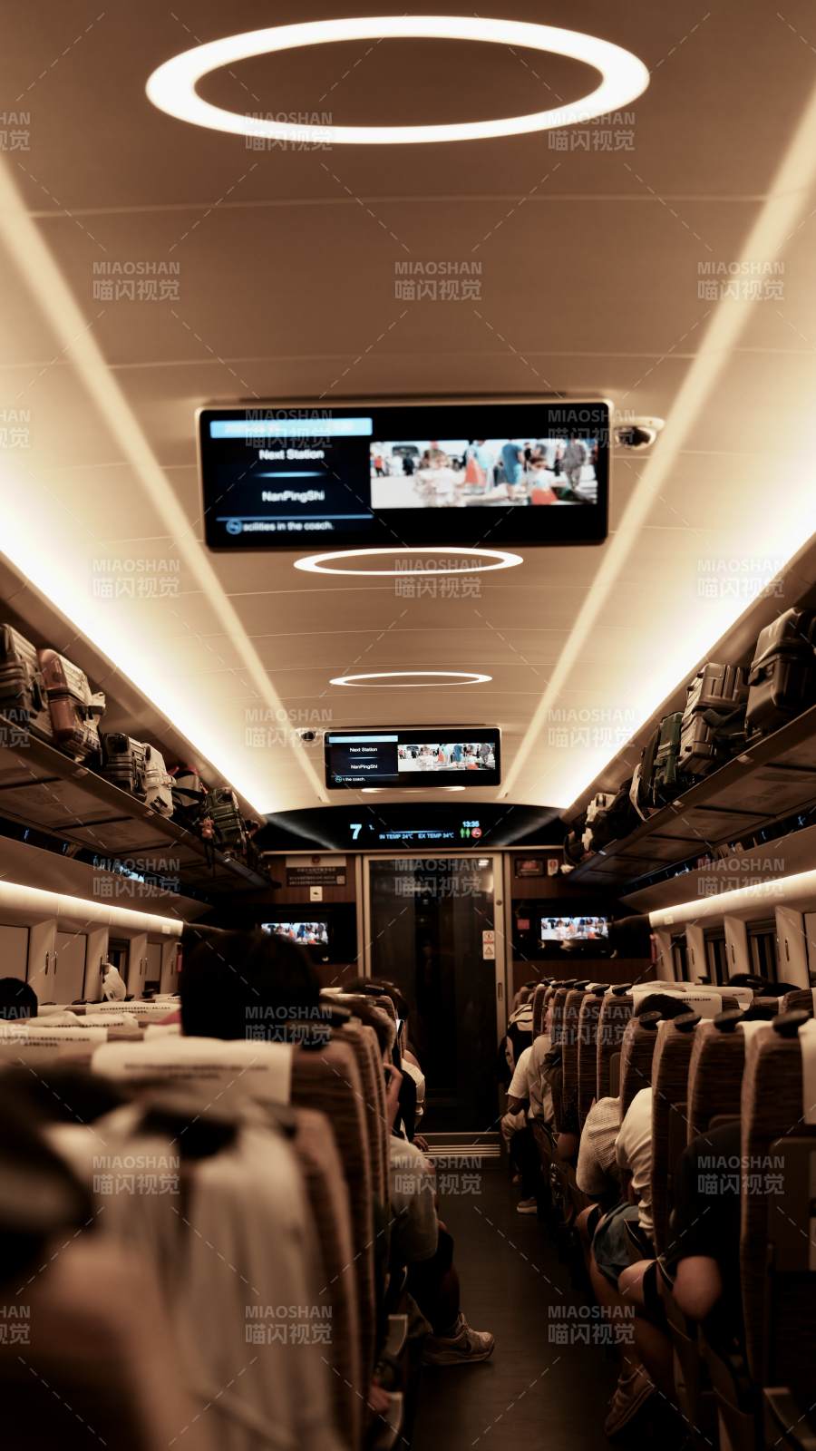 现代列车内部景象图片