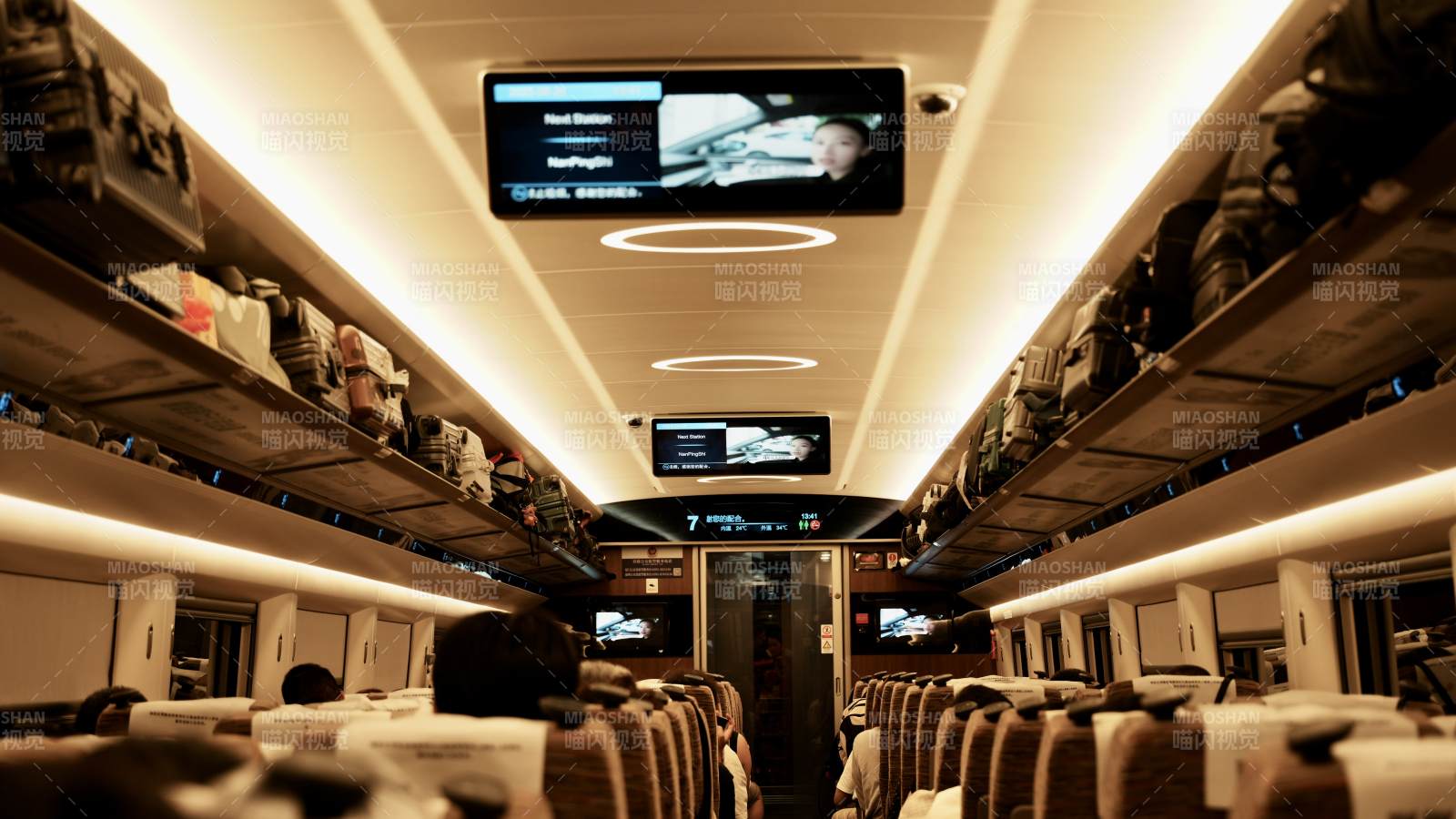 高铁车厢内部环境展示图片
