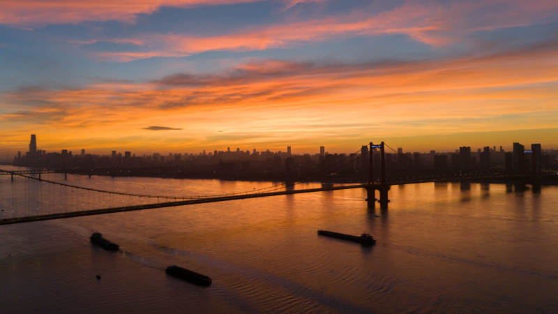 武汉鹦鹉洲长江大桥火烧云图片