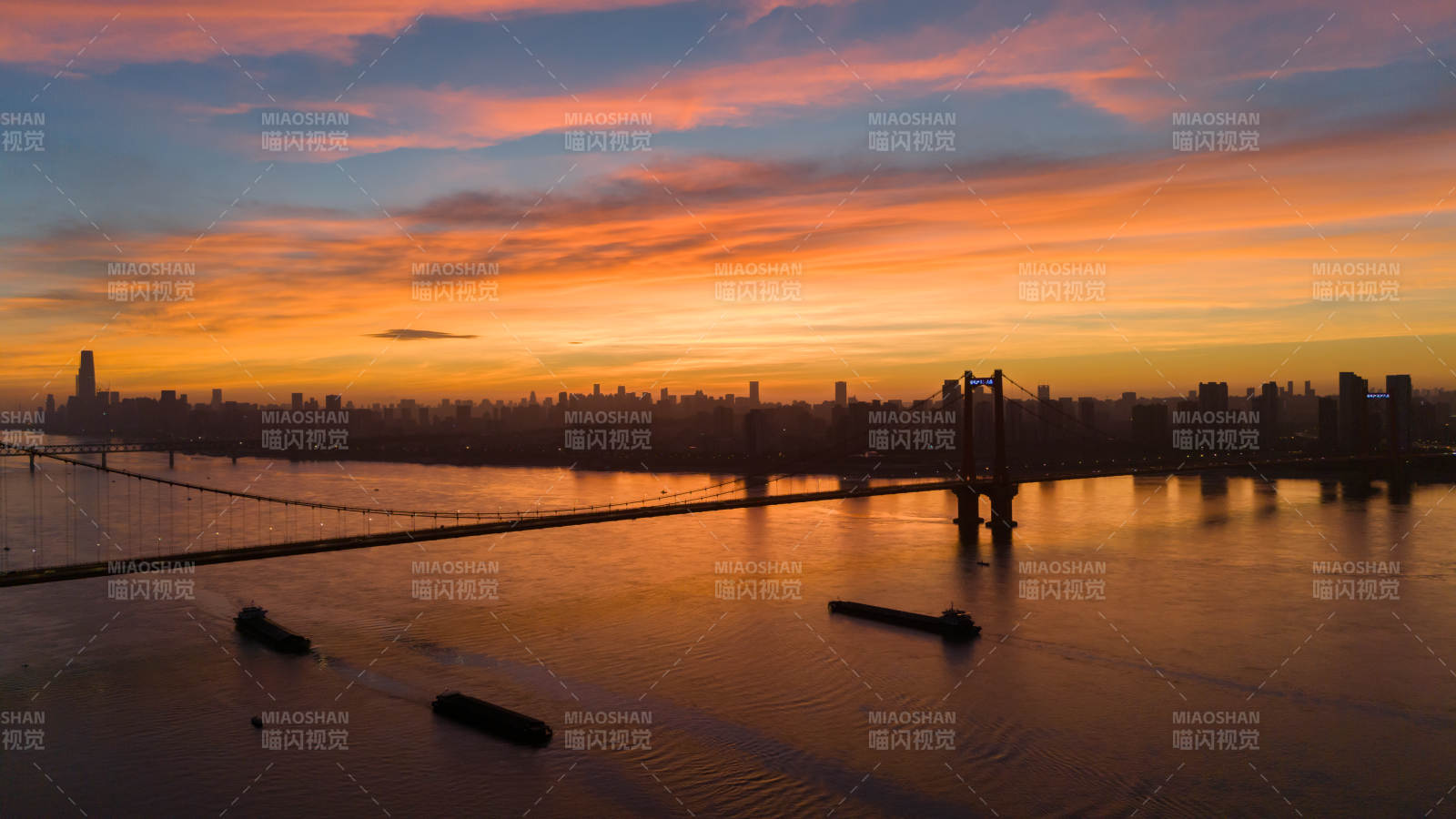 武汉鹦鹉洲长江大桥火烧云图片