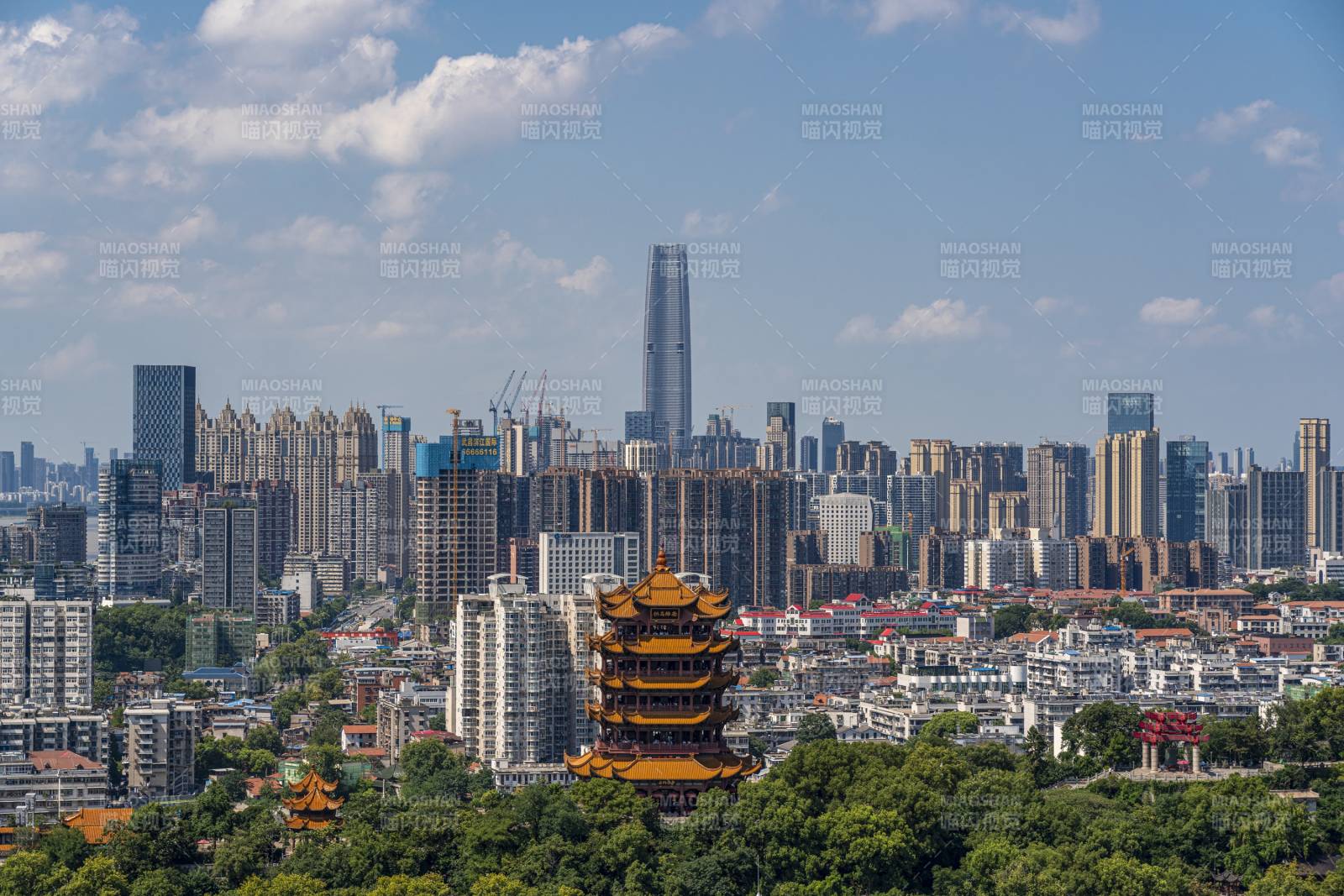 武汉绿地中心与黄鹤楼同框图片
