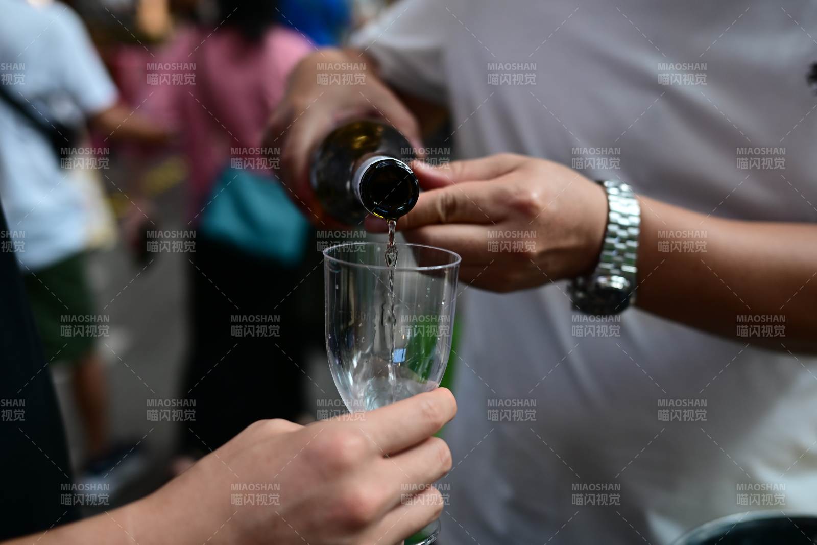 倒酒瞬间 欢聚时刻图片