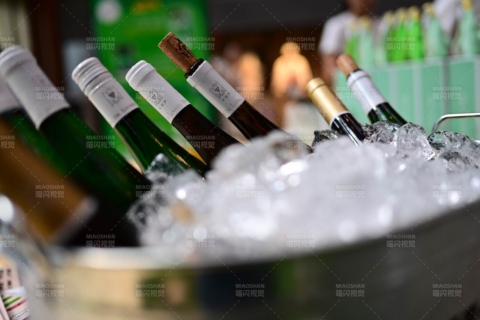 冰桶中的美酒佳酿图片