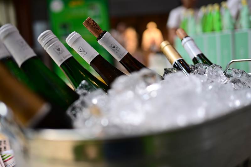 冰桶中的美酒佳酿图片