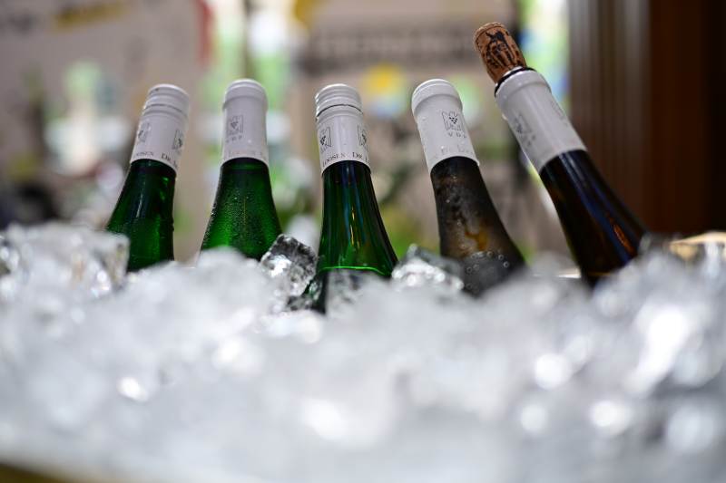 冰镇美酒 清凉一夏图片