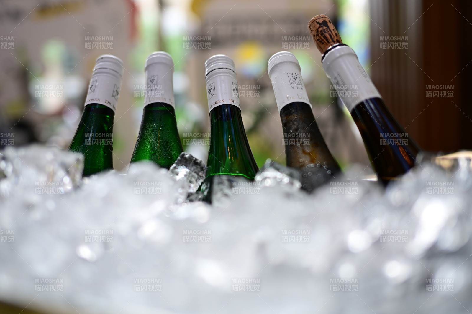 冰镇美酒 清凉一夏图片