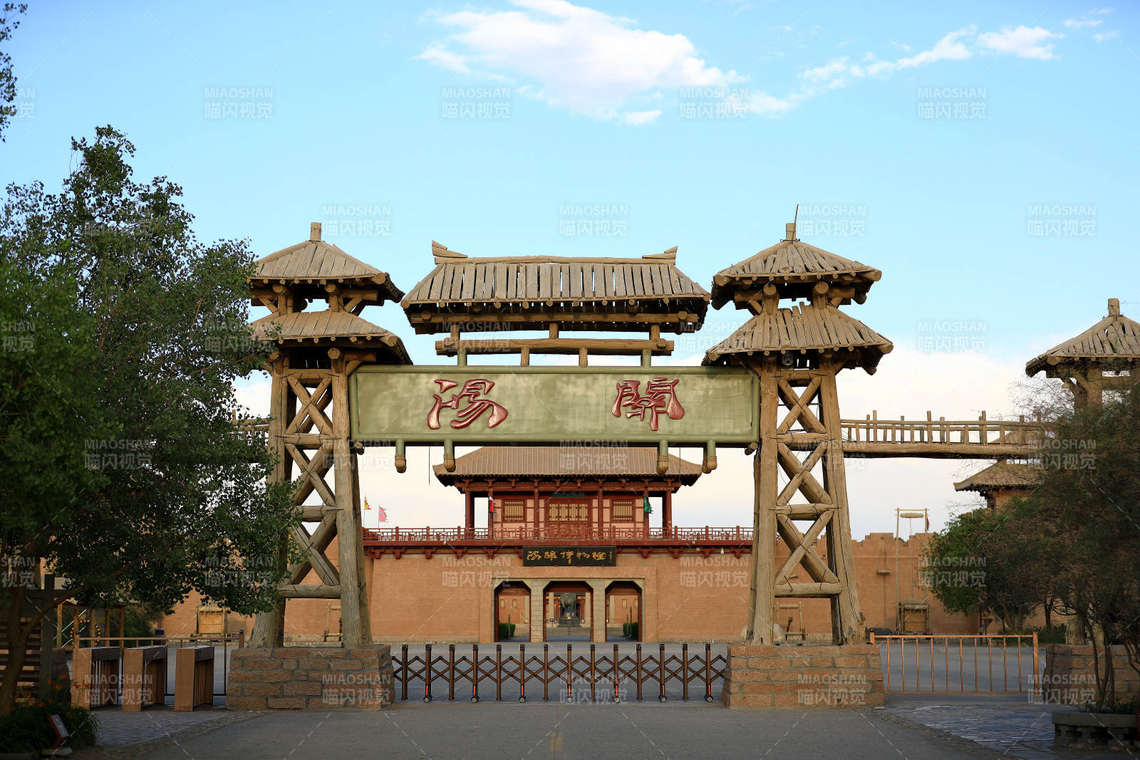 古风建筑入口牌坊--阳关景区图片