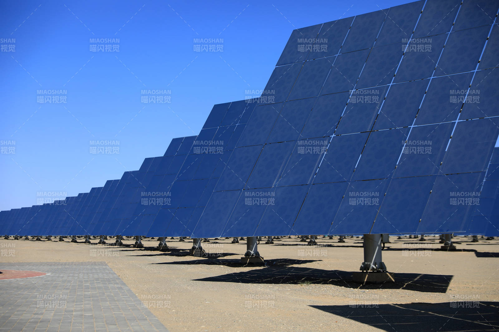 太阳能板阵列发电站图片