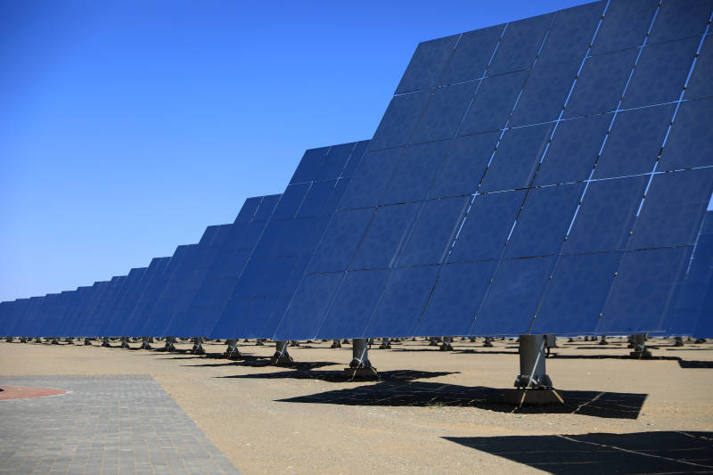 太阳能板阵列发电站图片