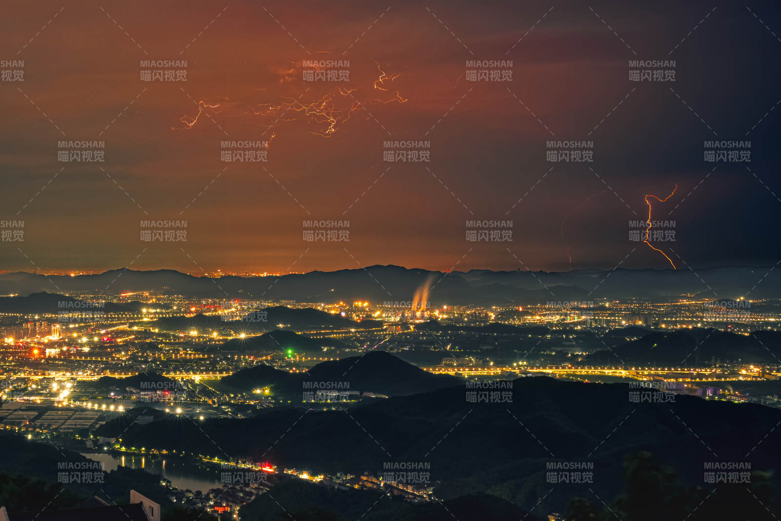 望江阁下夜幕雷电 城市灯火辉煌图片