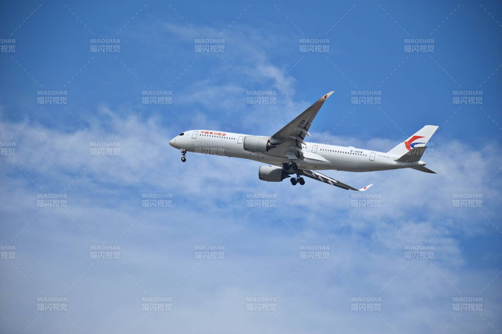 飞机在蓝天中飞行图片