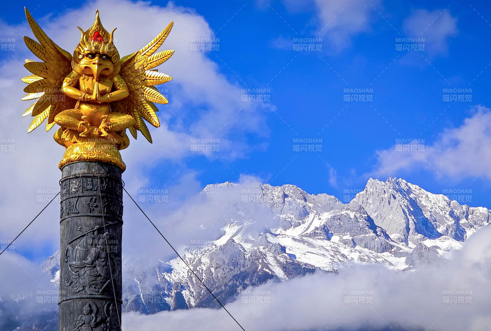 玉龙雪山前的金色神像图片