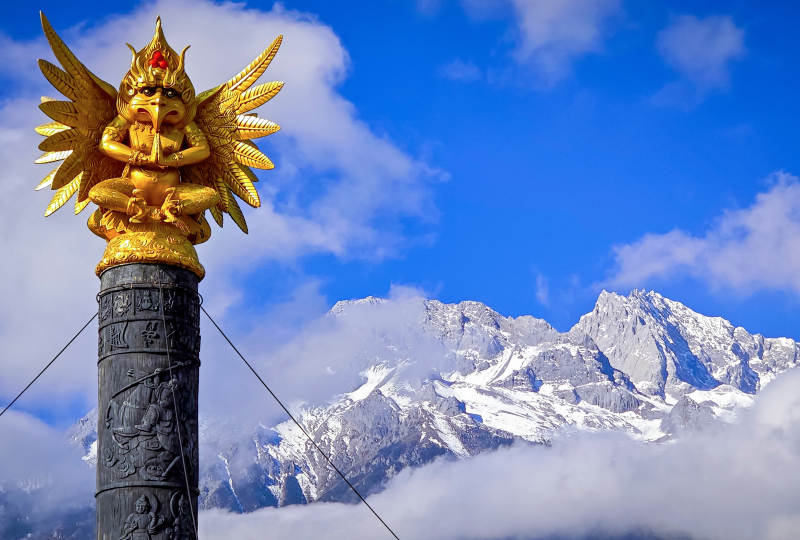 玉龙雪山前的金色神像图片