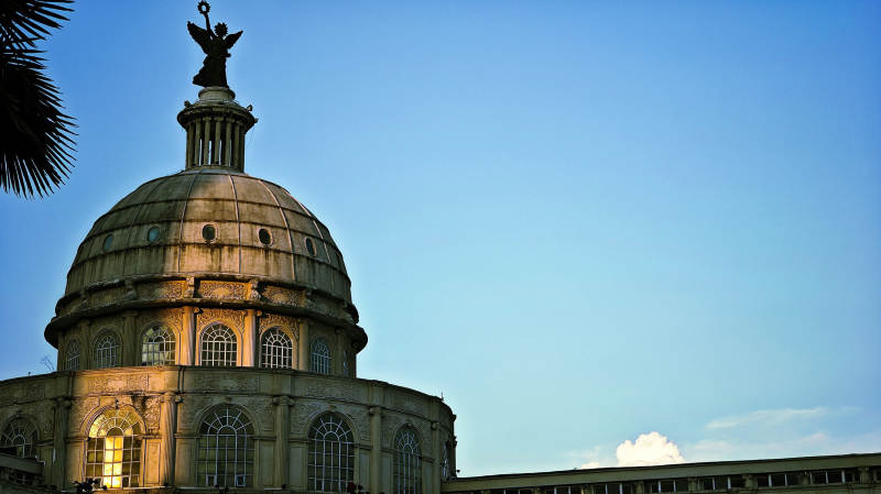 郑州碧沙岗公园圆顶建筑与蓝天相映图片