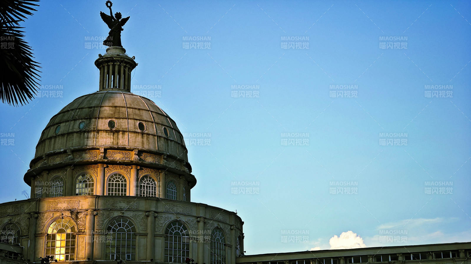 郑州碧沙岗公园圆顶建筑与蓝天相映图片