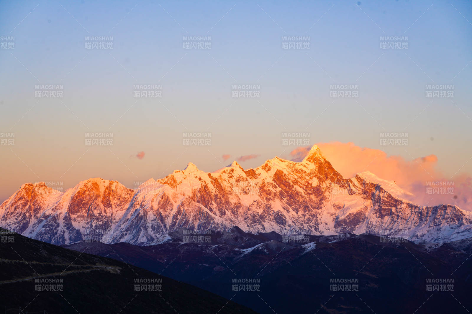 南迦巴瓦峰日照金山图片