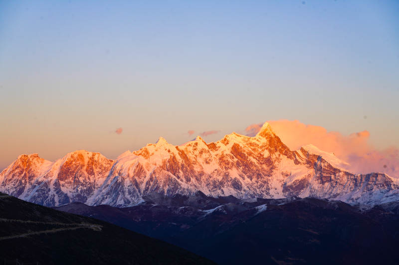 南迦巴瓦峰日照金山图片