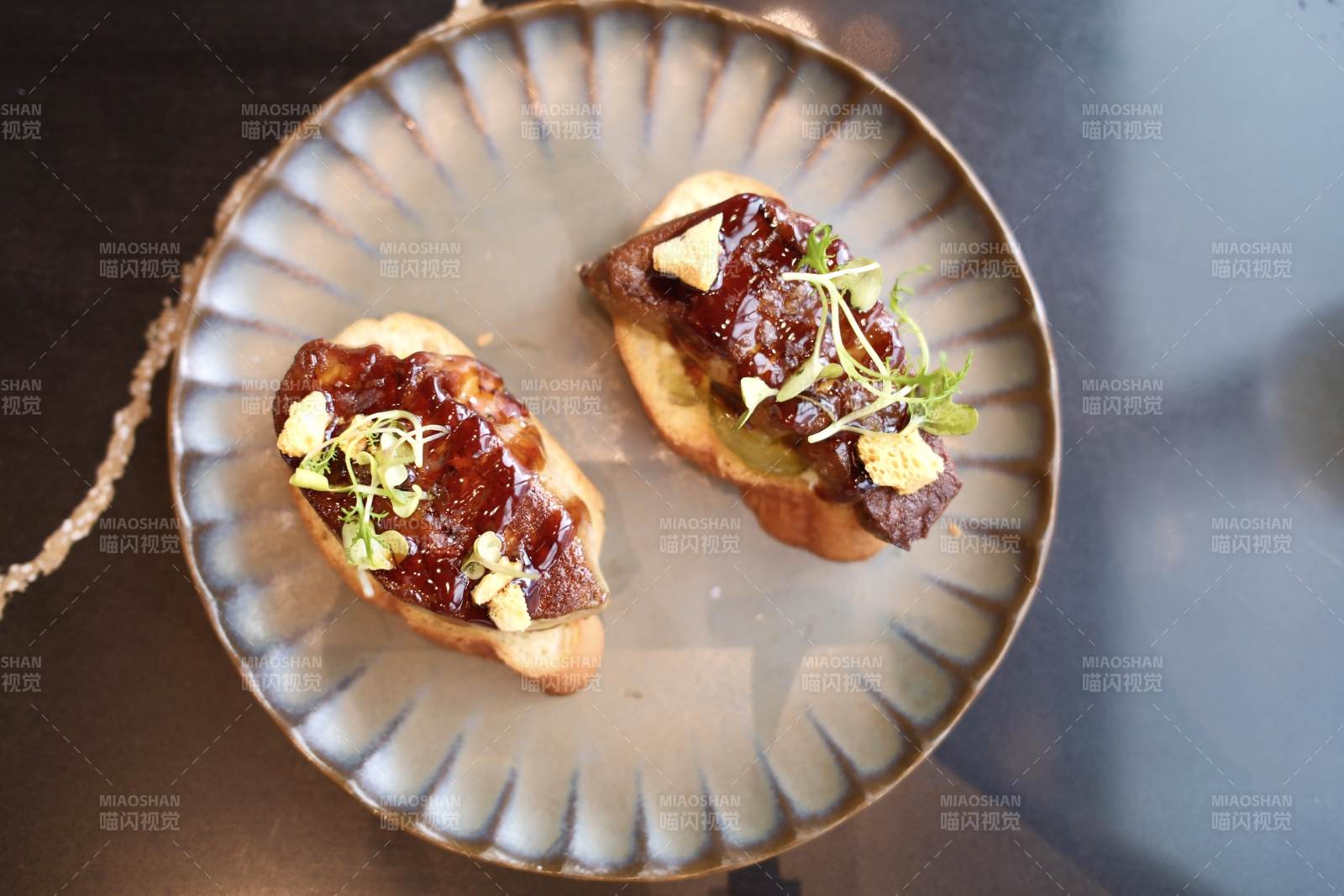 米其林餐厅的鹅肝配面包小点心图片
