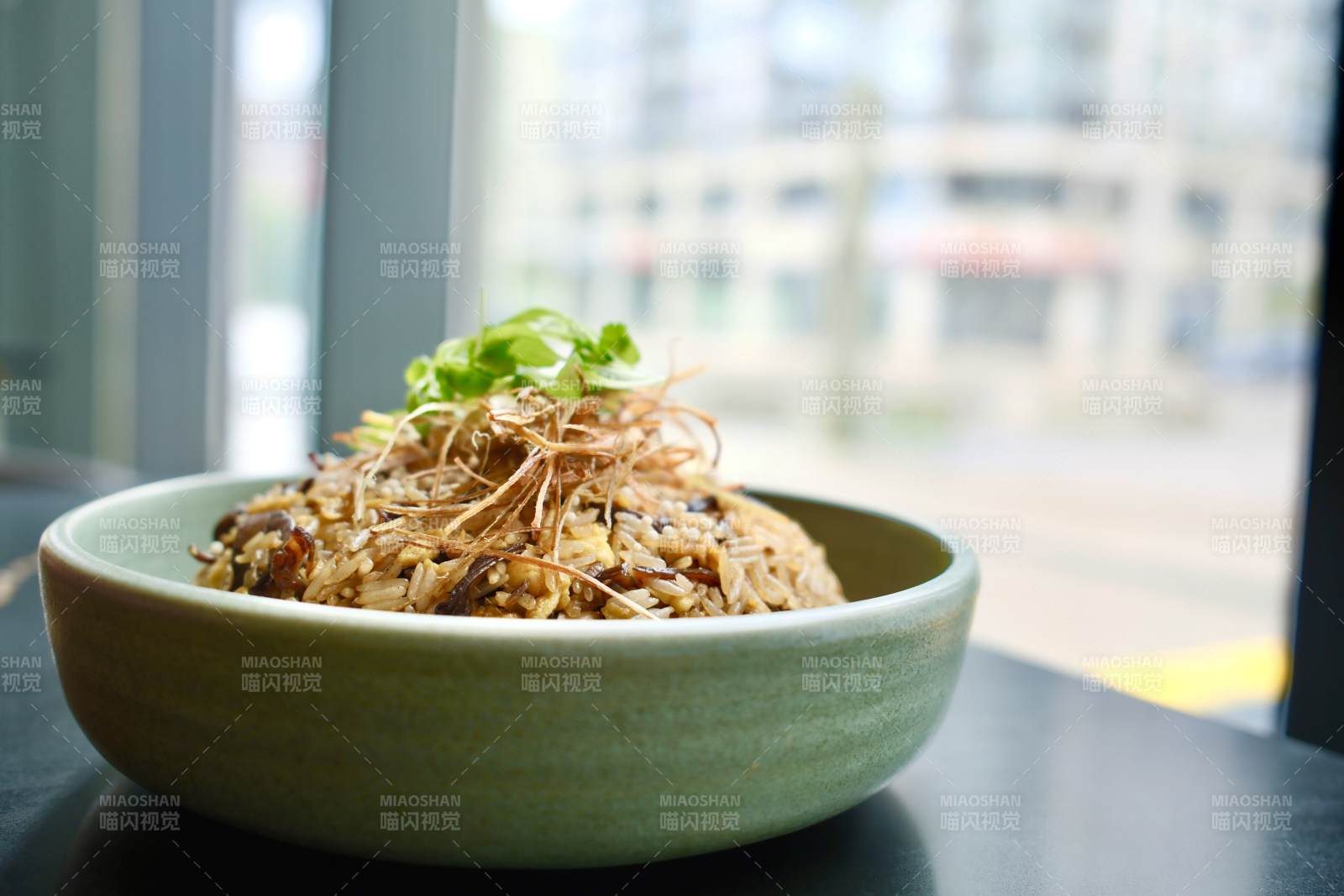 炒饭美味结合窗外街景图片