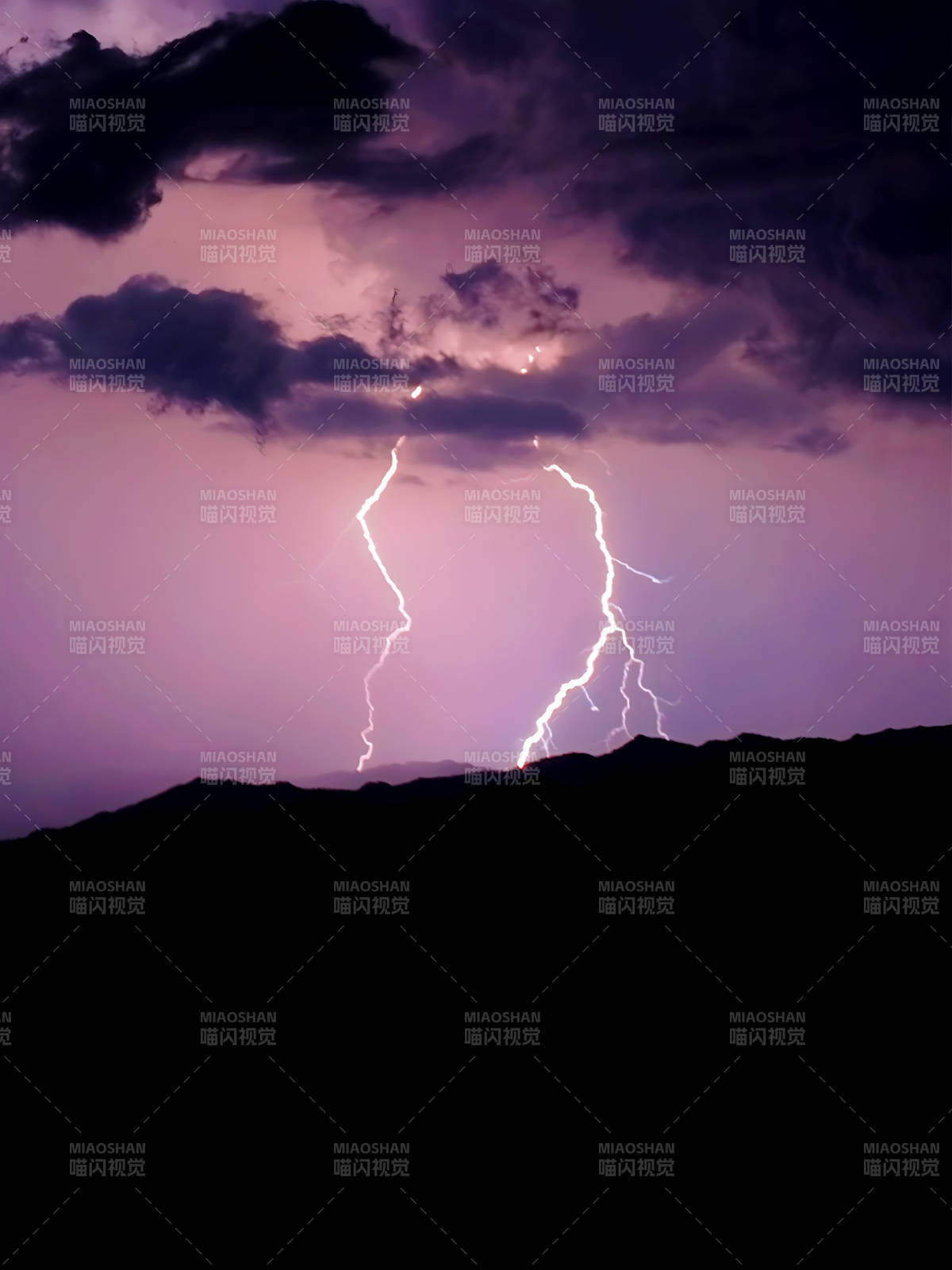 雷电交加夜空璀璨图片