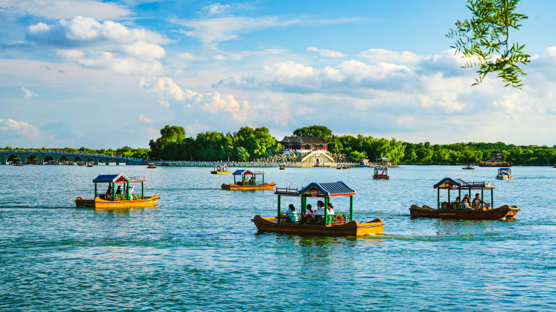 颐和园湖上泛舟 绿树蓝天映衬图片