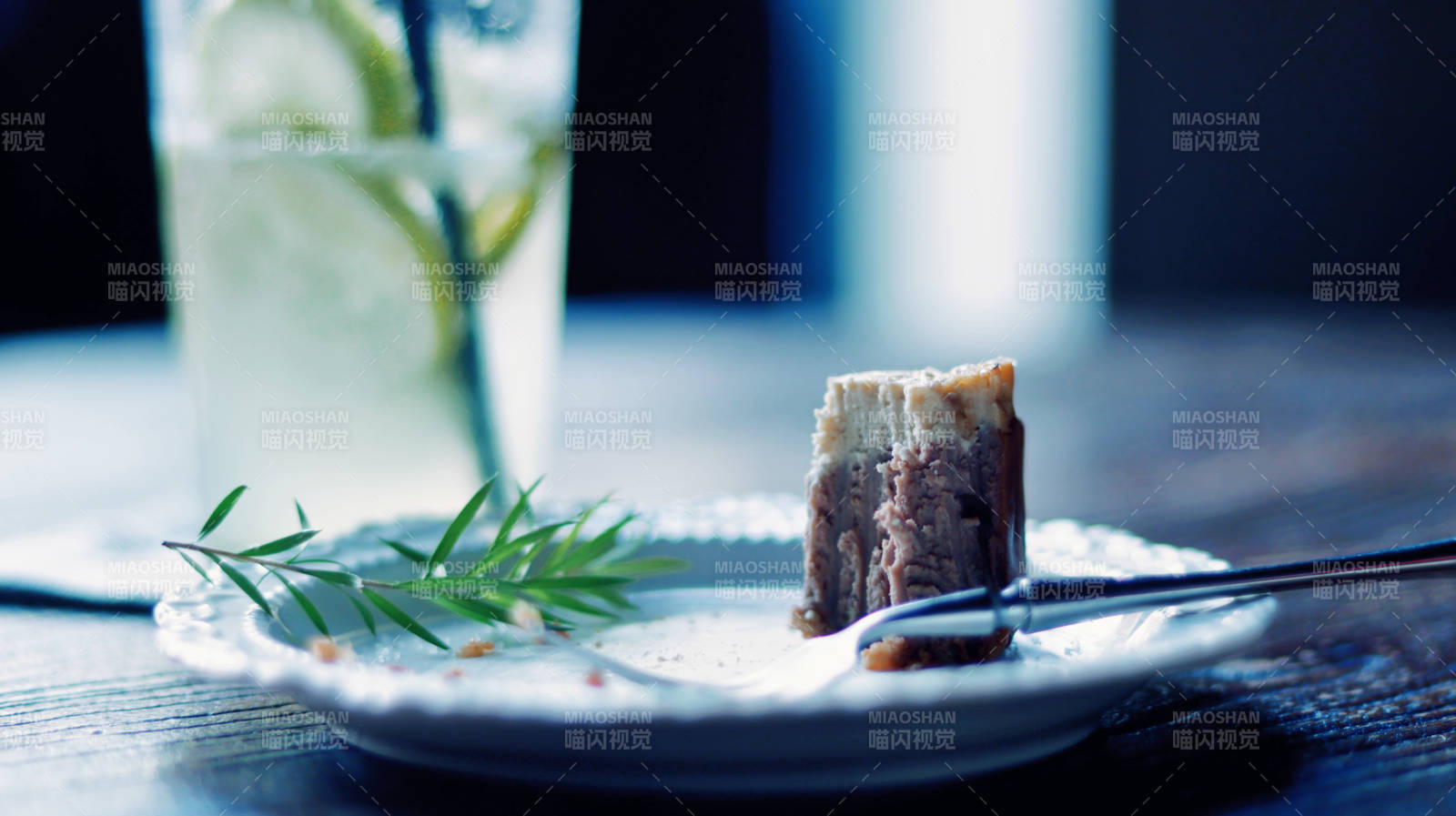 甜点与饮品的静谧时光图片