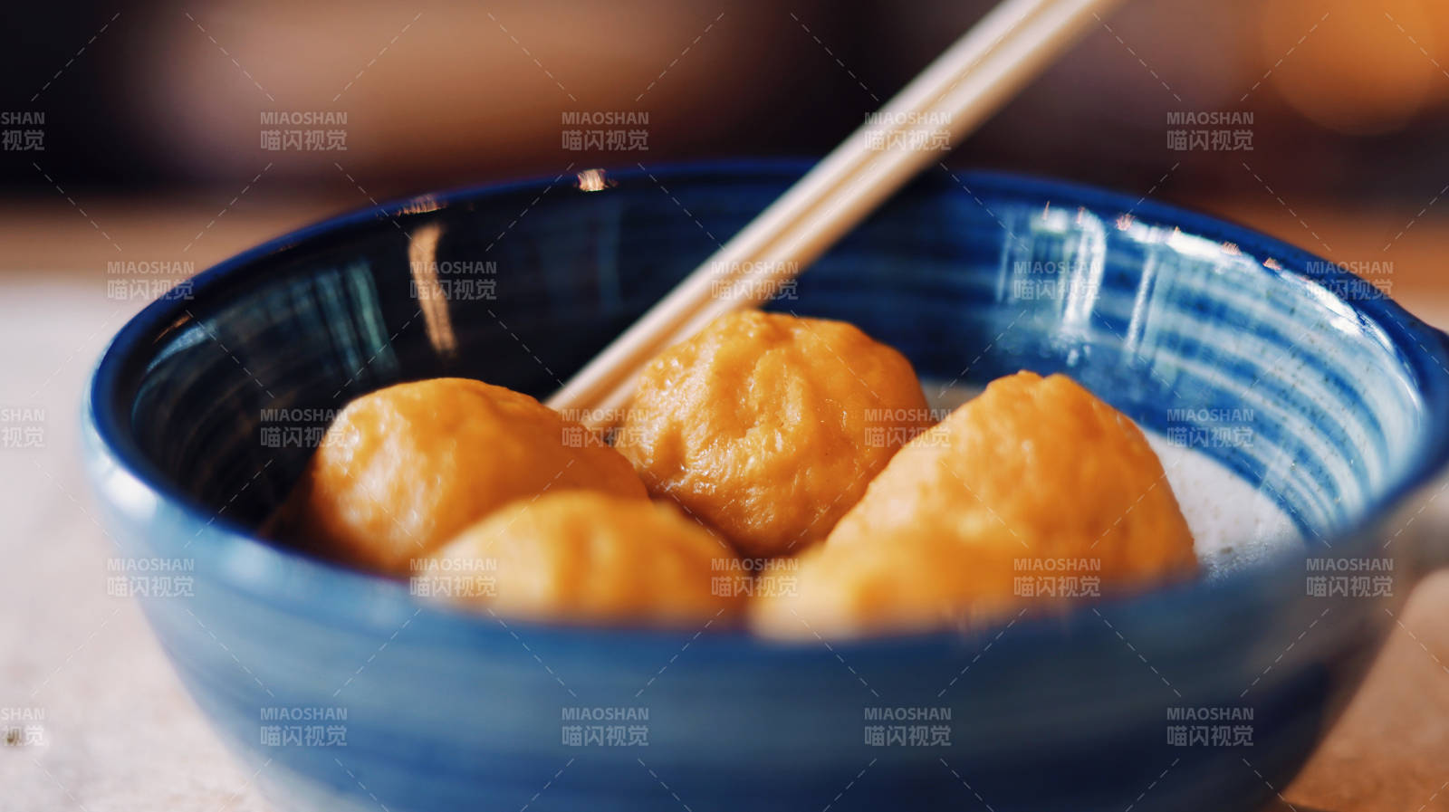 碗中油面筋配筷子特写图片