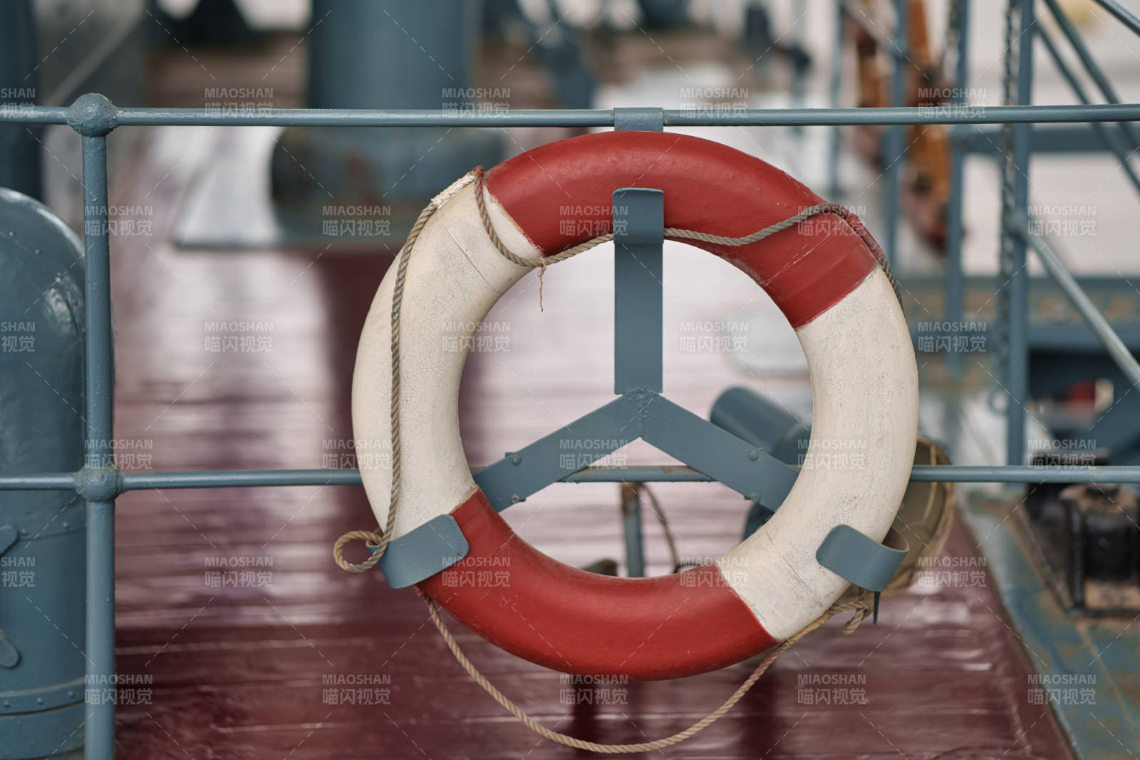 船上的救生圈特写图片