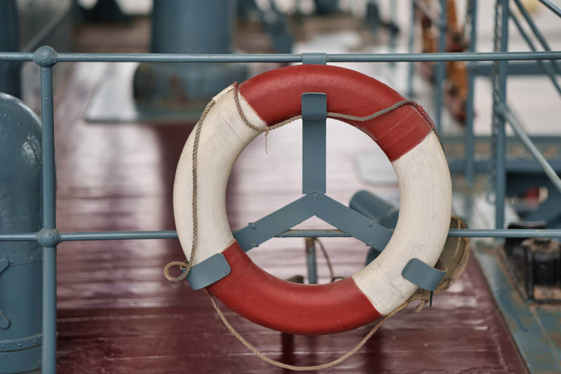 船上的救生圈特写图片