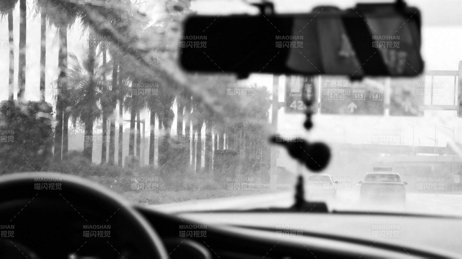 车内视角 雨中行驶图片