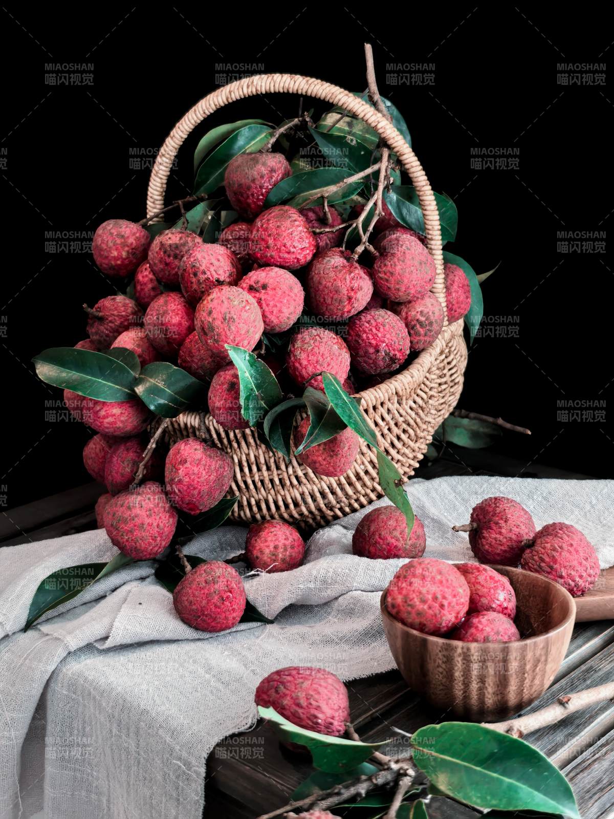 新鲜荔枝篮中溢出图片