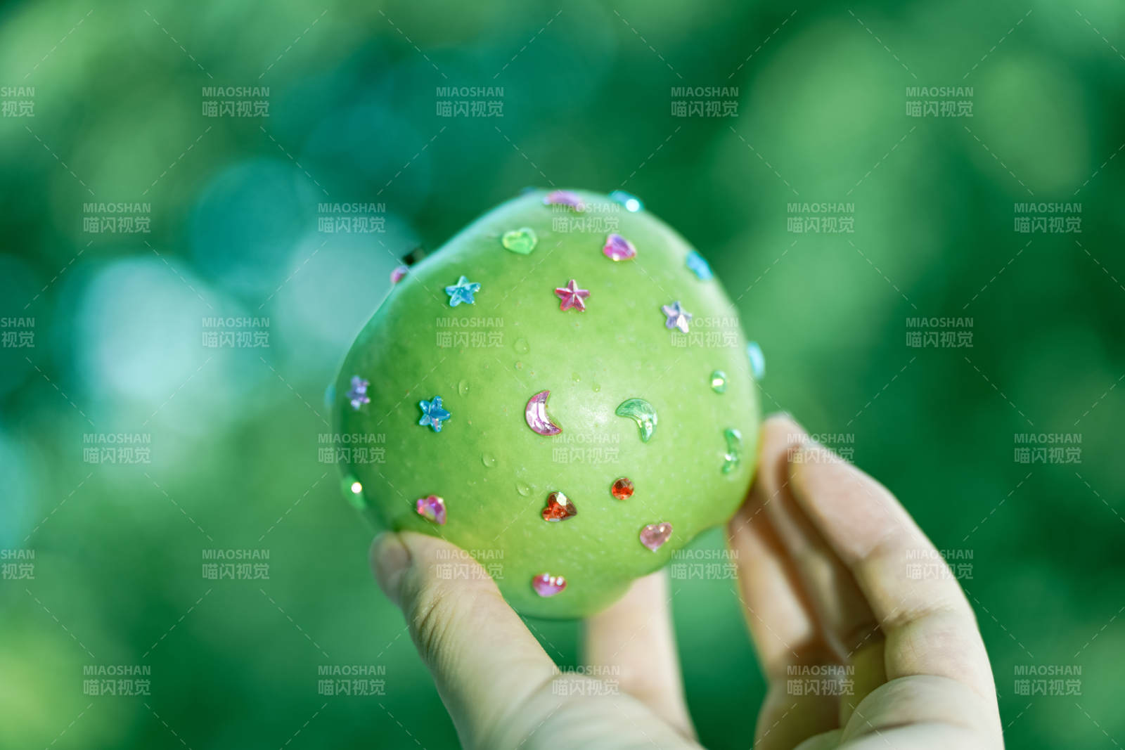 装饰苹果 绿色背景图片