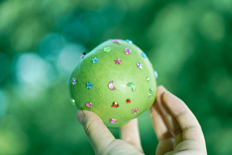 装饰苹果 绿色背景图片