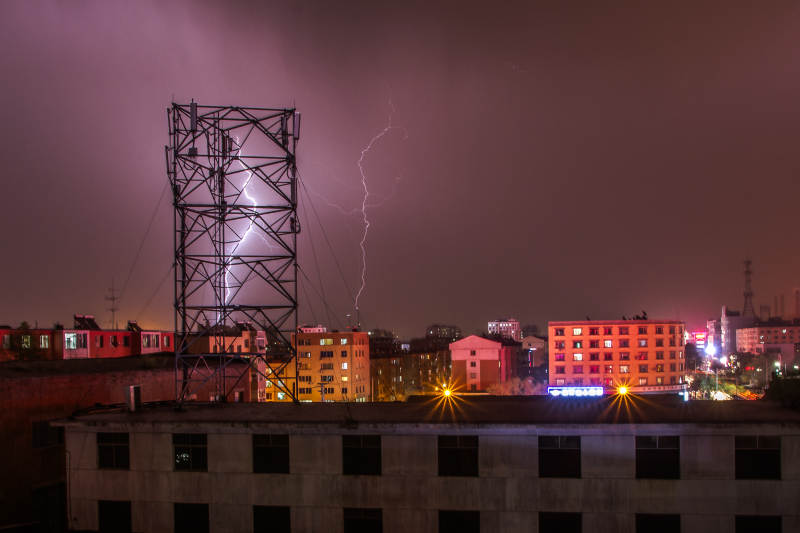 夜空闪电照亮城市景象图片