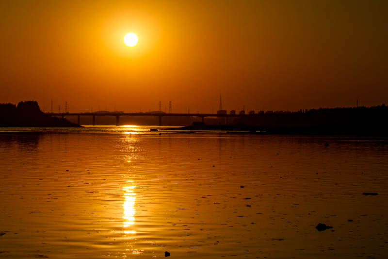 夕阳映水 桥影朦胧图片